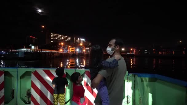 Toerist geniet van uitzicht. Ferry arriveert terminal Butterworth — Stockvideo