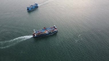 Hava manzaralı iki feribot hareket ediyor