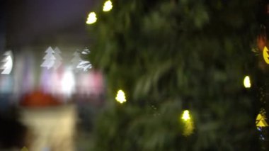 Soyut bulanık noel ağacı, gece renkli süslemeli ışık