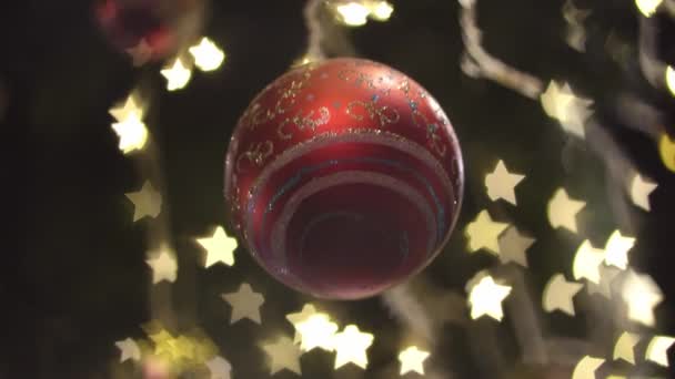 Rode Kerstbal Blazen Door Vleugel Wazige Ster Licht Achtergrond — Stockvideo