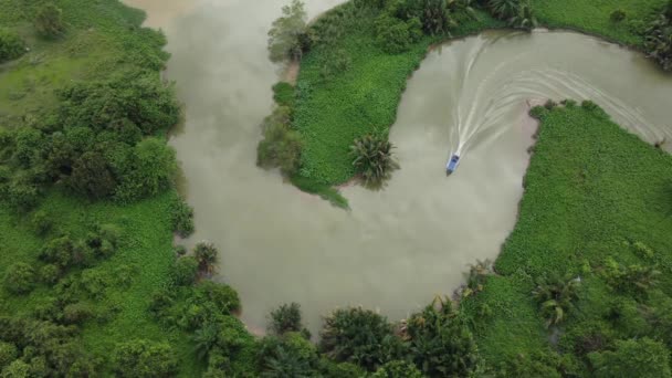 Luchtfoto Vissersboot Maken Een Bocht Bij Groen Bos Bij Sungai — Stockvideo