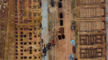 Sarı toprakta inşaat alanı. Havadan üst görünüm