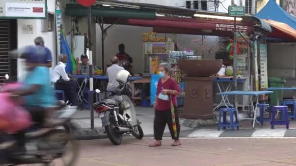 Street food Mamak stall at Lebuh Pasar. — Stock Video