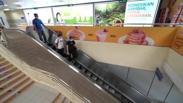 Multitudes caminan descendiendo escaleras mecánicas — Vídeos de Stock