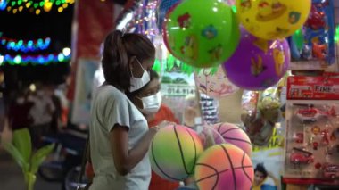 Hintli tüketici dükkanın önünden alışveriş yapıyor