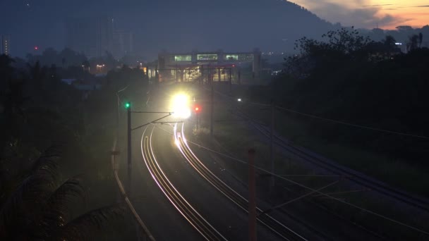 Elektrisk tågtjänst som lämnar BM-stationen — Stockvideo