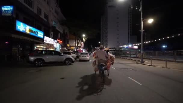 Panadería vendedor ciclismo en carretera con rickshaw — Vídeos de Stock