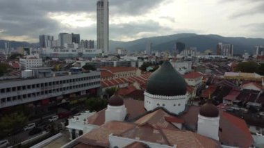 KOMTAR binası ile hava manzaralı Mescid Kaptanı Keling