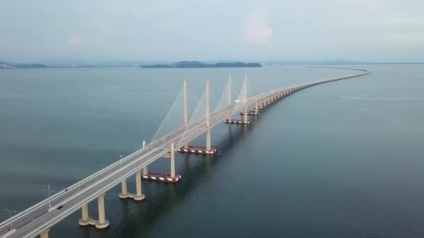 ペナン第2橋 スルタン アブドゥル ハリム ムアダム シャー橋 が海上に架かっている 空中風景 — ストック動画