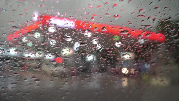 Arabanın Camına Seçici Odaklı Yağmur Damlacıkları — Stok video