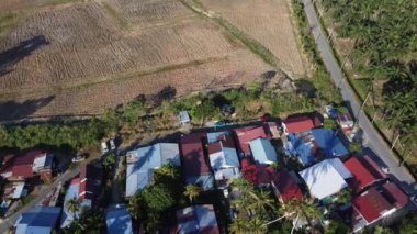 Malezya Kampung evinin ve tarım arazisinin üzerinde hava kayması