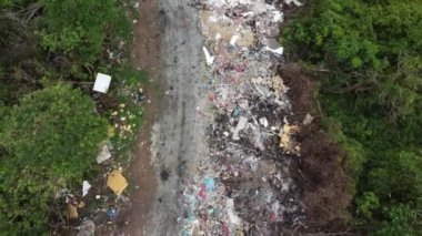 Ormana giden yolun yakınındaki çöplükte.