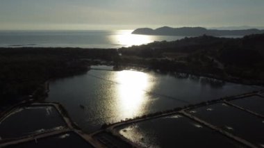 Günbatımı manzaralı deniz kenarı balık çiftliği