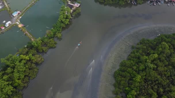 Drone Ver Barco Está Vuelta Embarcadero Cerca Granja Camarones — Vídeos de Stock