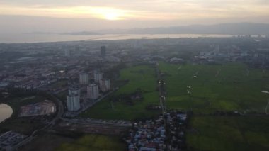 İnsansız hava aracı görüntüsü Bandar Perda kasabasının yeşil çeltik tarlasını tarıyor, Penang