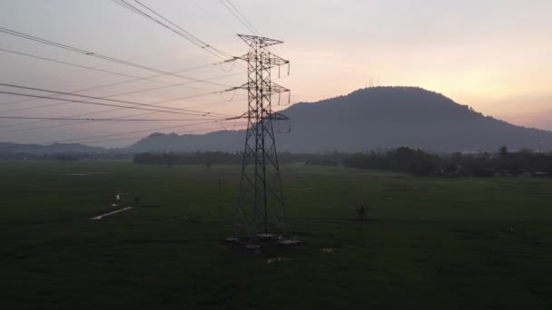 Drone View Fly Electric Cable Pylon Sunrise Morning Hill — Vídeo de Stock