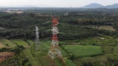Drone görünümü mimari elektrik pilonu tarımsal alan üzerinde