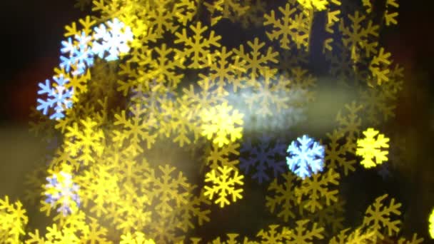 在黄色雪花中闪烁蓝色雪花标志 冬季假期主题 — 图库视频影像