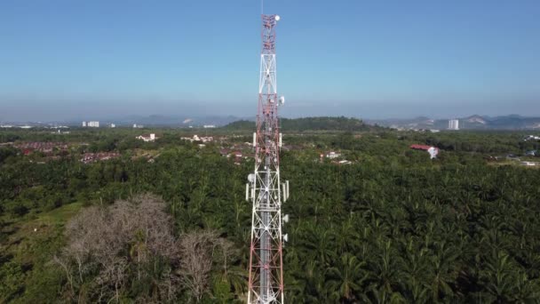 Malezya Kırsal Kesiminde Havadan Yükselen Telekomünikasyon Kulesi — Stok video