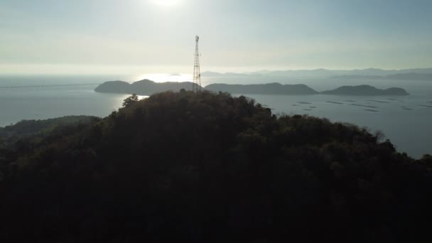 Vista Aérea Torre Telecomunicaciones Sobre Colina Mar Fondo — Vídeos de Stock