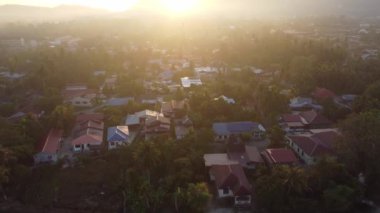 Güneşli sabah ışığında kırsal hava manzaralı köy