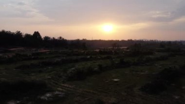 Malezya 'da günbatımında ormansızlaşmak ve arazinin sömürülmesi. Siluet arazisi temizleniyor