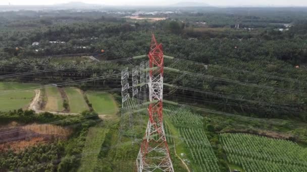 Nagyfeszültségű Elektromos Vezeték Piros Fehér Pólusokkal — Stock videók