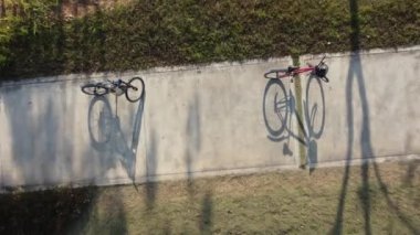 Parkta bisikletin drone görünümü gölgesi