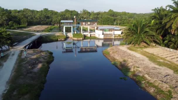 Vista Drone Voa Sobre Rio Escuro Para Casa Bomba — Vídeo de Stock