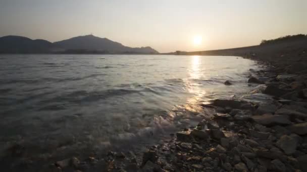 岩石を前景にしたブキッ メルタジャムのモンクアンダムでのタイムラプスの夕日 — ストック動画