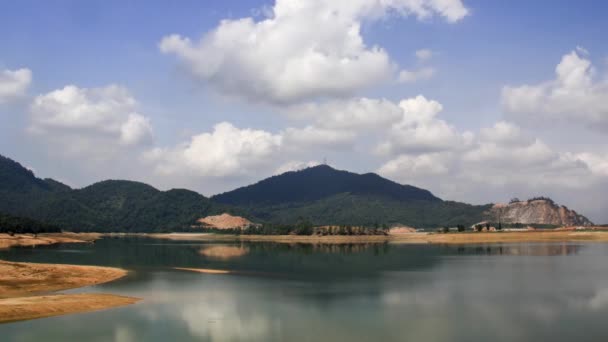 Timelapse Nube Movimento Sul Terreno Asciutto Albero Cocco Alla Diga — Video Stock