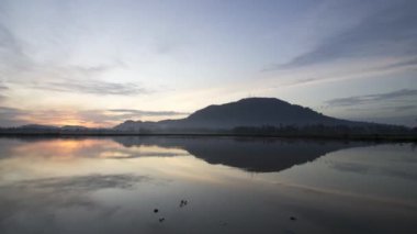 Bukit Mertajam Tepesi 'nde gün doğumunun yansıması.