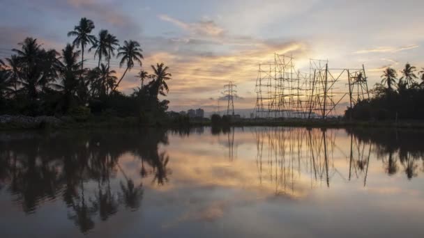 Timelapse Splendido Tramonto Sopra Architettura Pilone Elettrico Alberi Cocco Riflettono — Video Stock