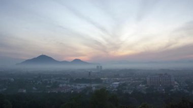 Bukit Mertajam 'da gün doğumunda sabah sisi.