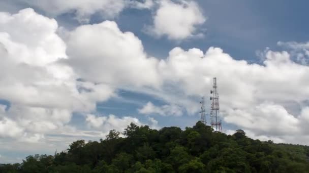 携帯電話や通信システムタワーのアンテナ上のタイムラプス雲 — ストック動画