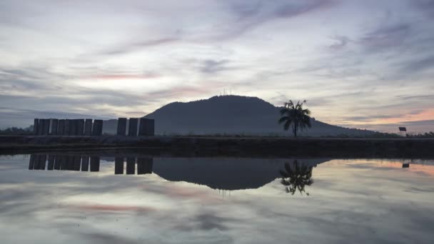 Timelapse Sunrise Reflexão Sobre Bukit Mertajam — Vídeo de Stock