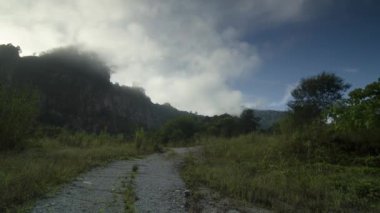 Sabah bulutu, Bukit Mertajam 'daki tepenin ardında sis..
