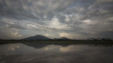 Yerel Bukit Mertajam Cherok Tokkun Tepesi 'nin gündoğumu yansıması.