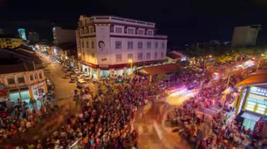 Geceleyin geçit töreni.