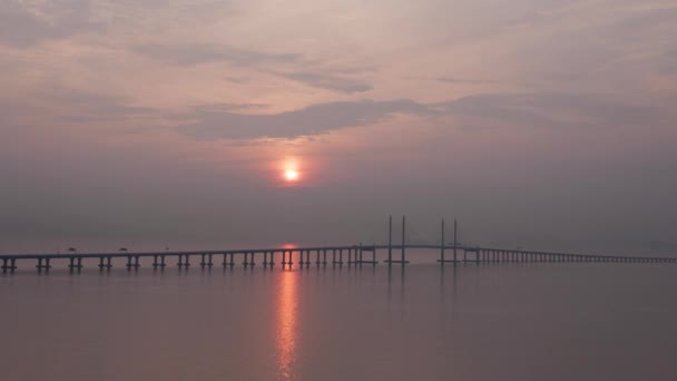 Soluppgång vid Penang andra bron. — Stockvideo