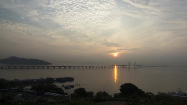 Sonnenaufgang an der 2. Brücke von Penang. — Stockvideo