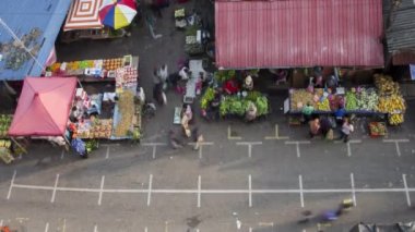 Sabahları ıslak market..