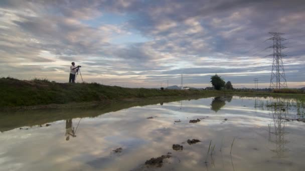 Fotograf med stativ. — Stockvideo