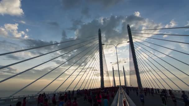 Penang Bridge Marathon vid Penang secong bron. — Stockvideo