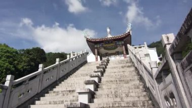 Bulut tapınağın üzerinden geçiyor.