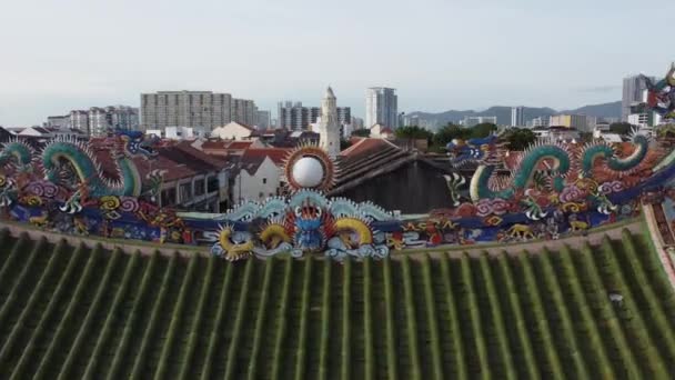 Templo chino Yap Kongsi a la mezquita de Acheh en la azotea vieja casa china. — Vídeos de Stock