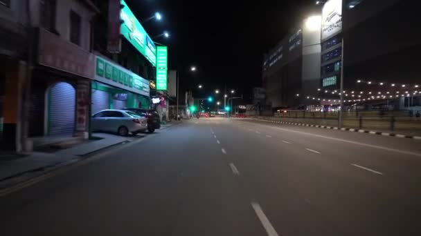 Ночной вид Jalan Lebuh Lim Chwee Leong — стоковое видео