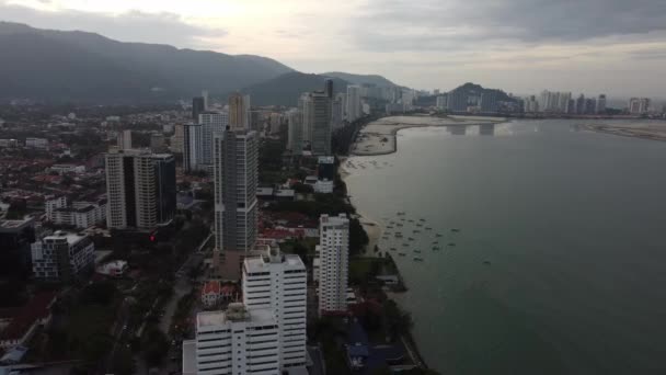 Vista aérea mar costero de barcos de pesca y tierra de recuperación — Vídeos de Stock