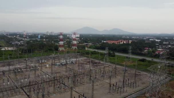 Estação elétrica da vista aérea e torre — Vídeo de Stock