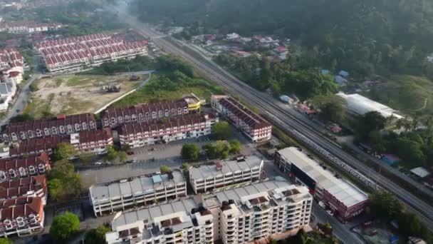 El servicio de tren eléctrico (ETS) se mueve en el área rural y en la urbanización. — Vídeo de stock